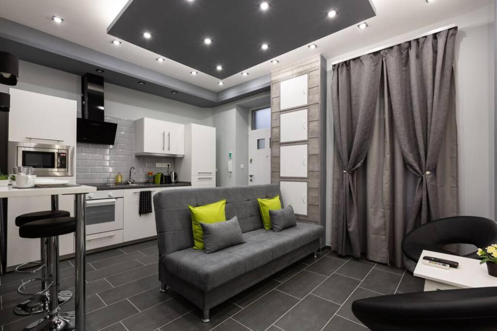 uma sala de estar com um sofá e uma cozinha em Premium Apartment by Hi5 - Central 1 bedroom (217) em Budapeste