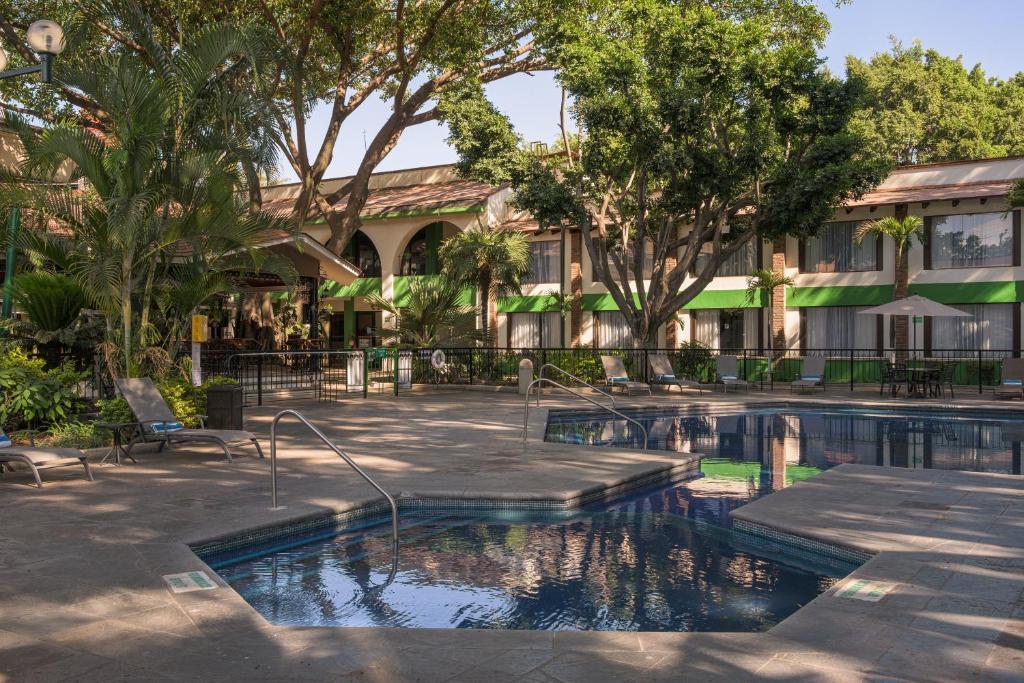 Bazén v ubytování Holiday Inn Guadalajara Expo Plaza del Sol by IHG nebo v jeho okolí
