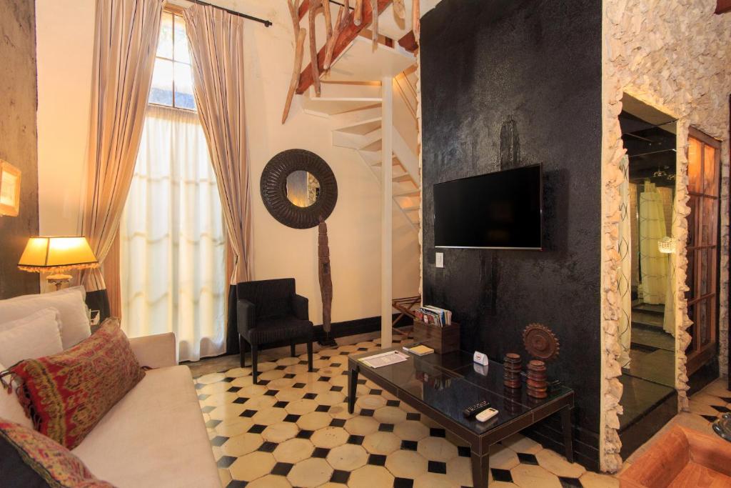 TV a/nebo společenská místnost v ubytování Hotel Casa Lola Deluxe Gallery