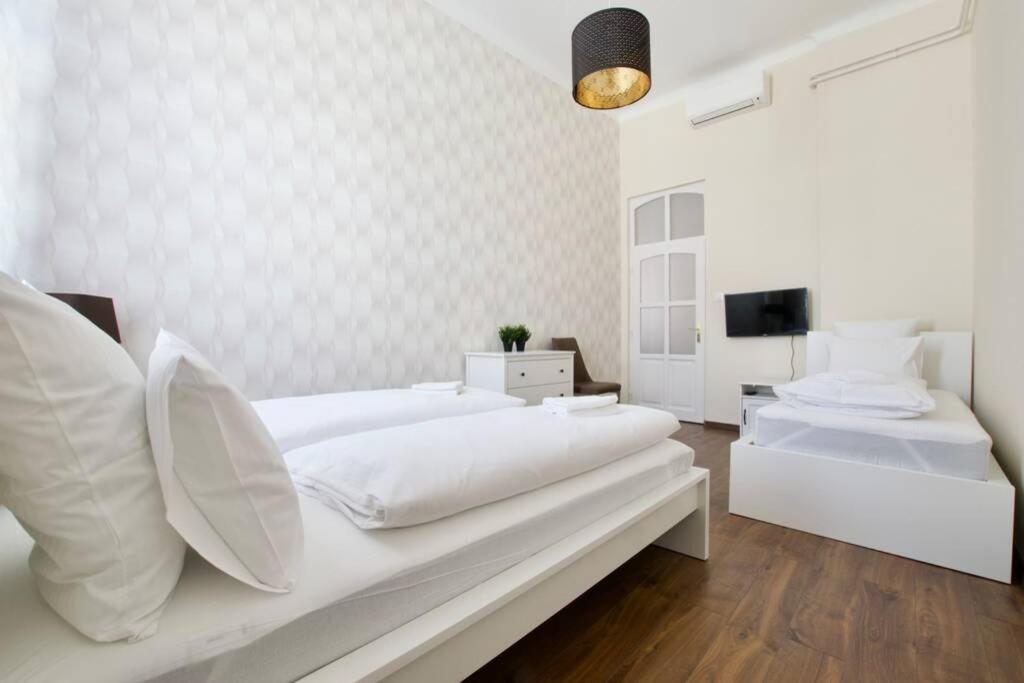 um quarto branco com uma cama grande e almofadas brancas em Premium Apartment by Hi5-Vaci str. 3 bedroom (219) em Budapeste