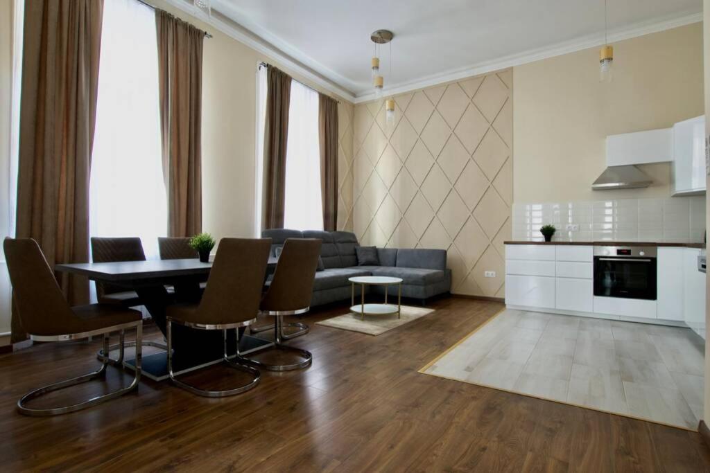 Kuchyňa alebo kuchynka v ubytovaní Premium Apartment by Hi5-Vaci str. 3 bedroom (219)