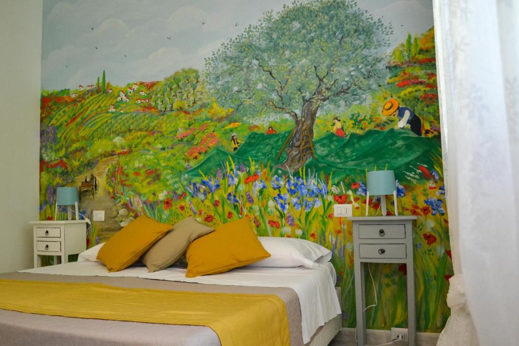 1 dormitorio con una pintura en la pared en BELICE APPARTAMENT, en Salemi
