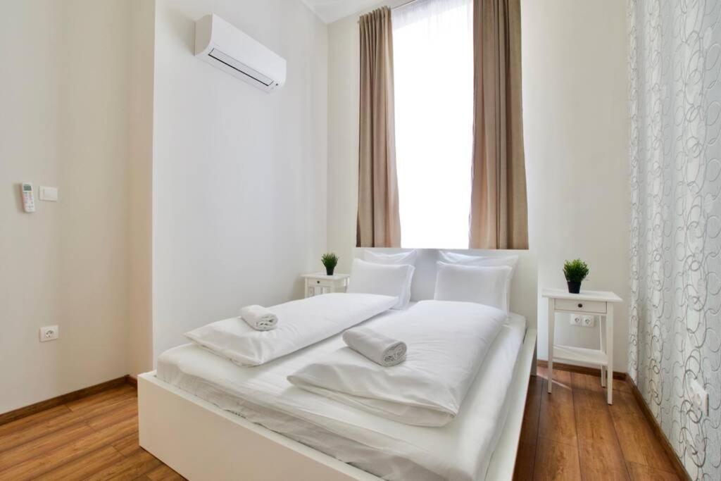 Premium Apartment by Hi5 - Central 3 bedroom (221) 1051 Budapest, 18 József Attila utca kép - 1