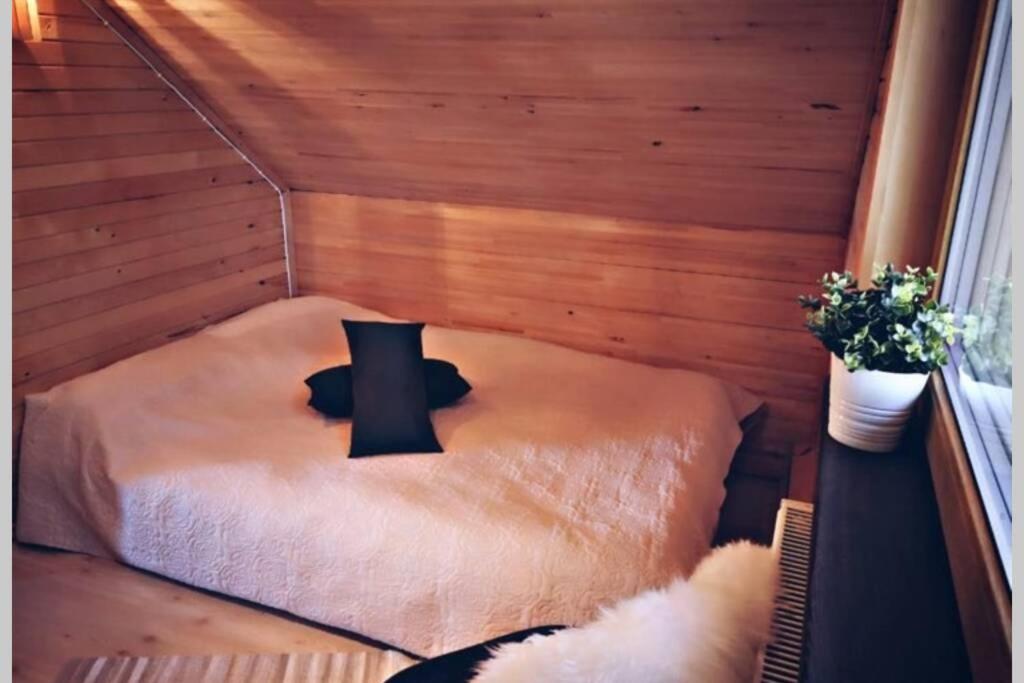 Una pequeña sauna con una cama en una habitación en Piparmētras, en Mērsrags