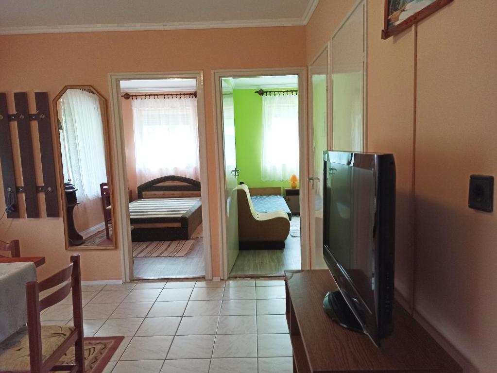 Telewizja i/lub zestaw kina domowego w obiekcie Klimatizált, medencés, jakuzzis nyaraló a Balatonnál!