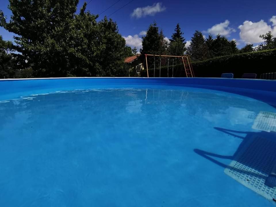 Basen w obiekcie Klimatizált, medencés, jakuzzis nyaraló a Balatonnál! lub w pobliżu