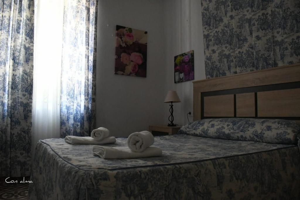 Łóżko lub łóżka w pokoju w obiekcie Hostal Costa de la Luz