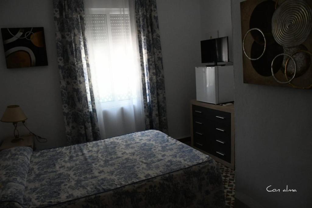 Łóżko lub łóżka w pokoju w obiekcie Hostal Costa de la Luz