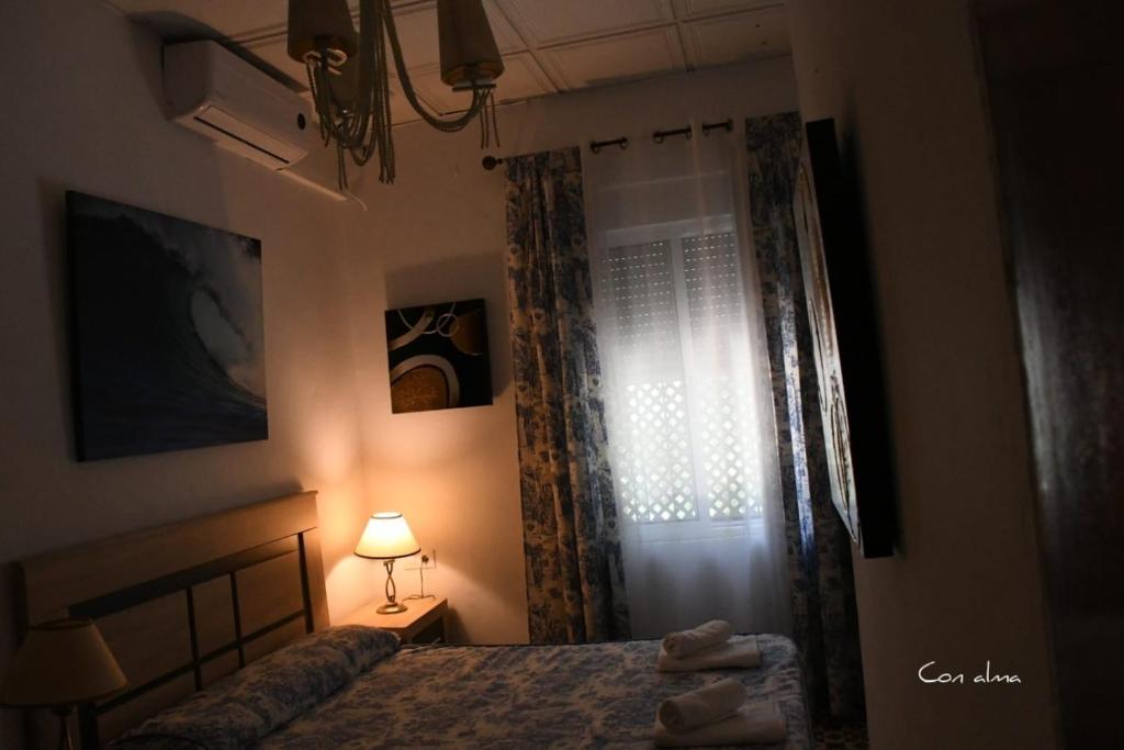 Łóżko lub łóżka w pokoju w obiekcie Hostal Costa de la Luz