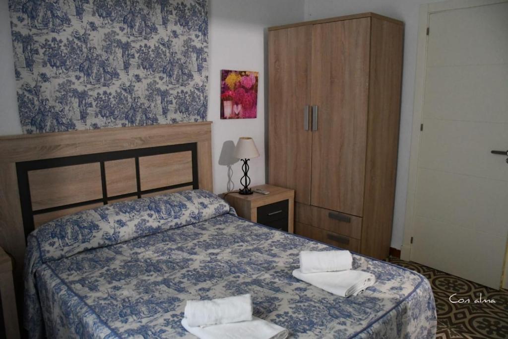 Łóżko lub łóżka w pokoju w obiekcie Hostal Costa de la Luz