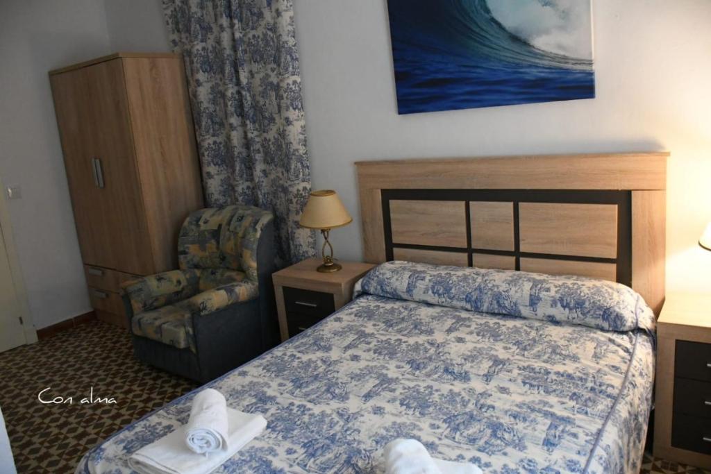 Łóżko lub łóżka w pokoju w obiekcie Hostal Costa de la Luz