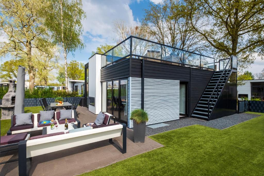uma casa moderna com telhado de vidro em Cube Elite mit Meerblick am Strand im EuroParcs Bad Hoophuizen em Hulshorst