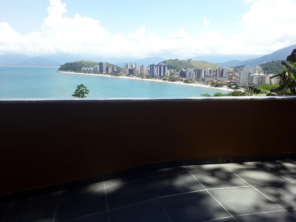  Honey Moon - Vista do mar na cama.