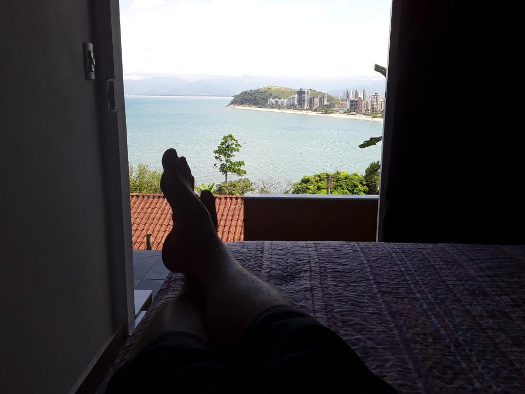  Honey Moon - Vista do mar na cama.