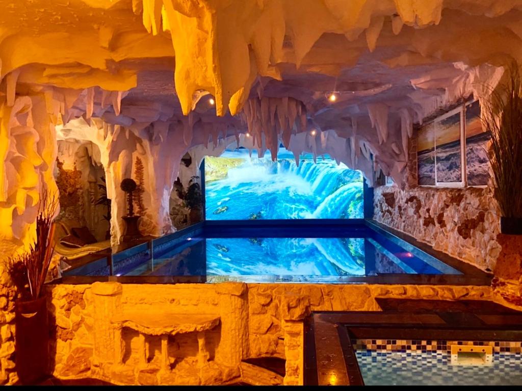 uma piscina interior numa gruta de gelo num hotel em Bali Colosseum Hotel em Belgrado