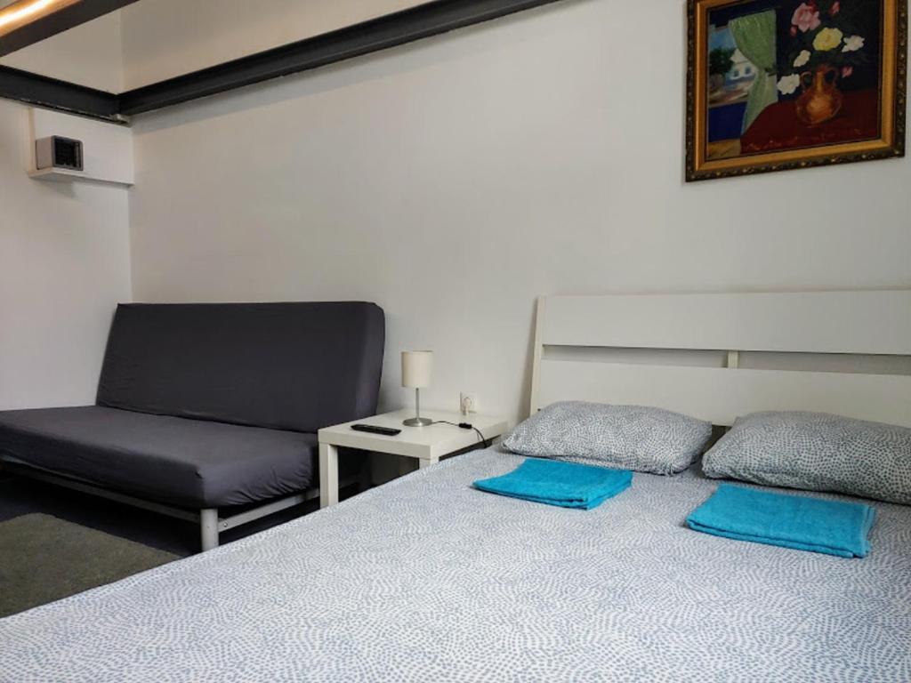 Postel nebo postele na pokoji v ubytování Sleepover City Center GuestRooms