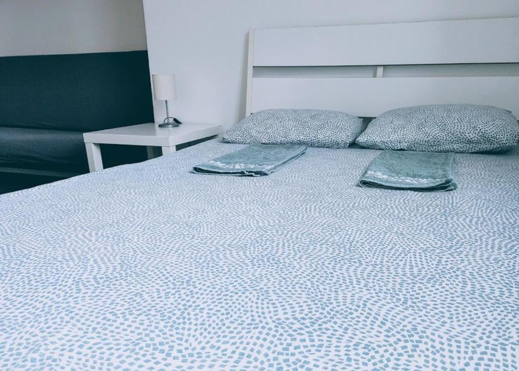 Postel nebo postele na pokoji v ubytování Sleepover City Center GuestRooms