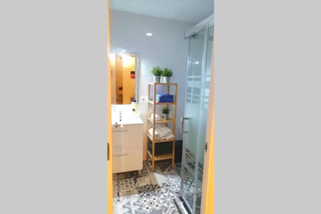 une salle de bain avec un lavabo et un miroir dans l'établissement Precioso Apartamento frente del Mercado Central, à Valence