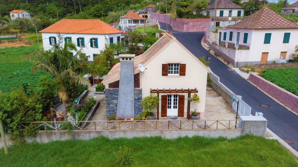 een luchtzicht op een huis met een schoorsteen bij Chalet do Monte no Porto Moniz by Madeira Sun Travel in Porto Moniz