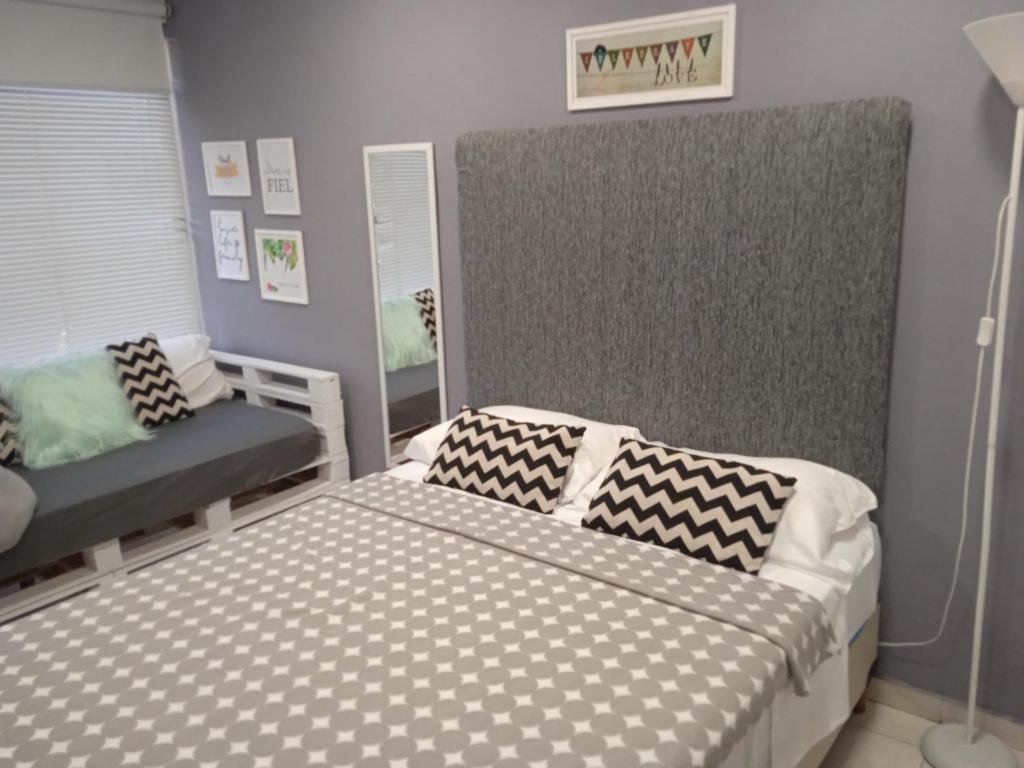 フォルモーサにあるDepartamento Temporario FORMOSAの小さなベッドルーム(ベッド1台、ソファ付)
