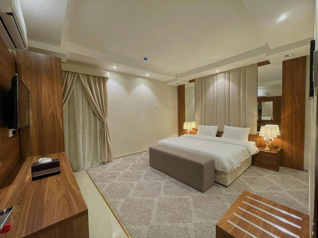 アブハにあるQuartz Executiveのベッドとテレビが備わるホテルルームです。