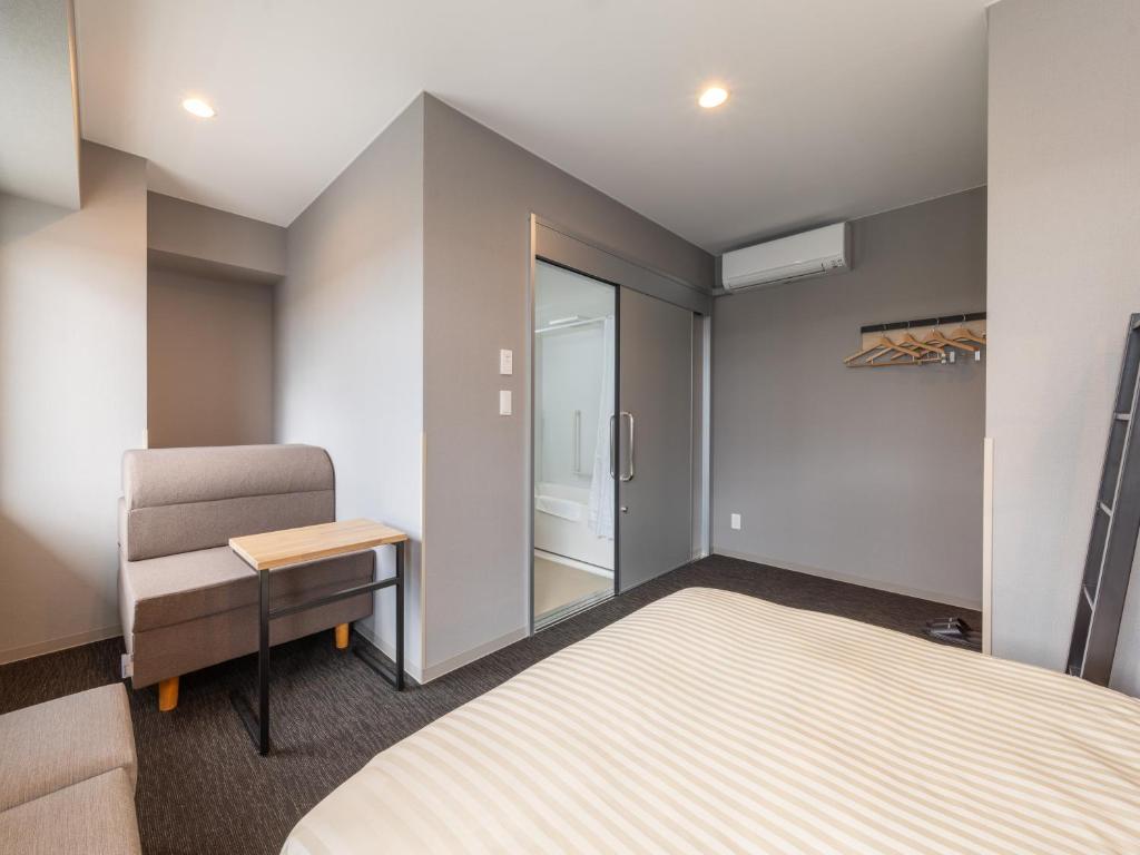 Postel nebo postele na pokoji v ubytování Super Hotel Nagoya Shinkansenguchi