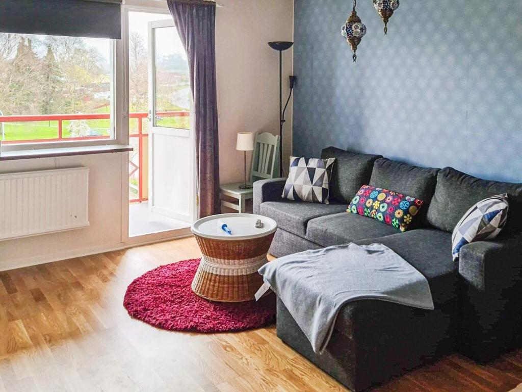sala de estar con sofá y mesa en Apartment VISBY II, en Visby