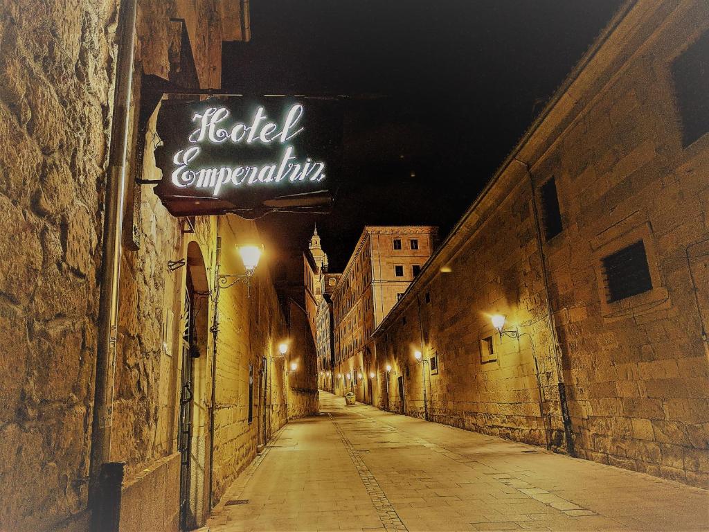 eine Gasse mit einem Hotelschild an der Seite eines Gebäudes in der Unterkunft Emperatriz I in Salamanca