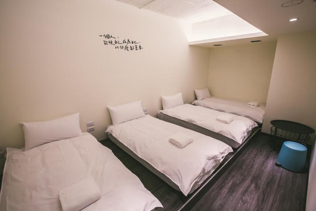 Postel nebo postele na pokoji v ubytování Stray Birds Taichung Hostel
