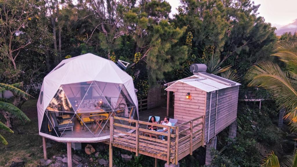 eine Luftansicht auf einen Pavillon und ein Haus in der Unterkunft Bubble Dome Village in Saint-Joseph