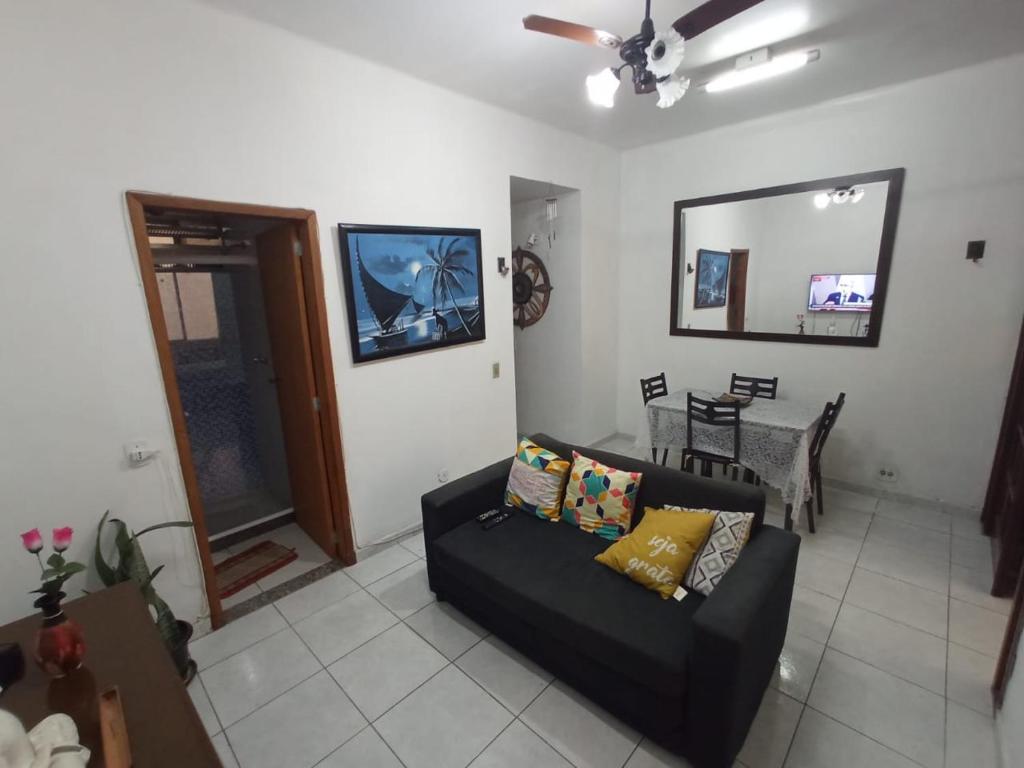 sala de estar con sofá y mesa en Cool and Cozy Apartment Copacabana, en Río de Janeiro