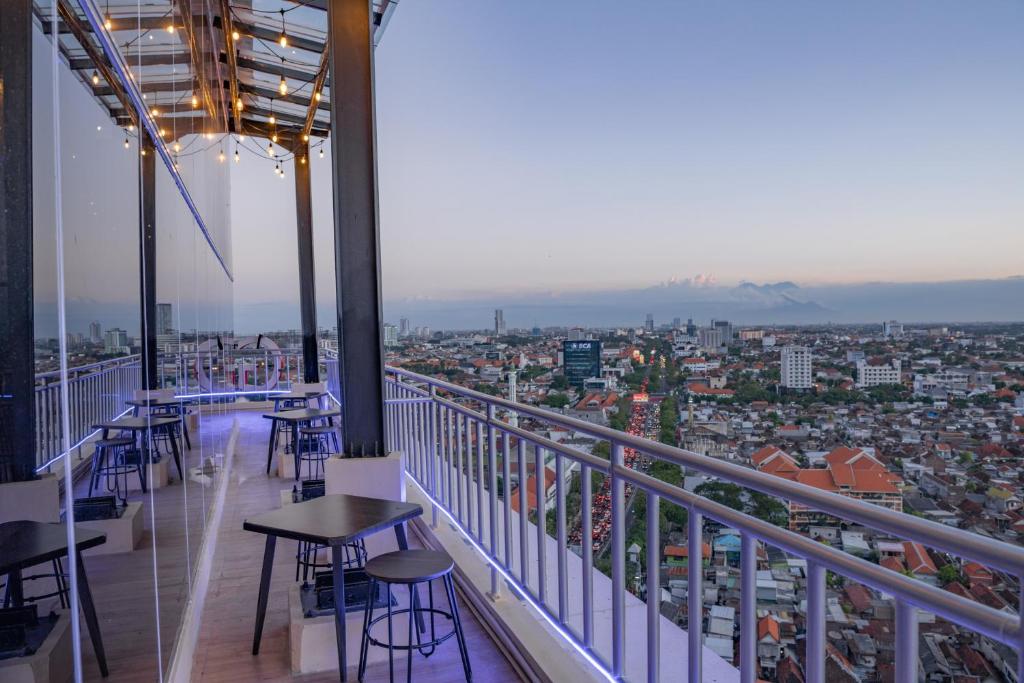 Balkón nebo terasa v ubytování Goldvitel Hotel Surabaya