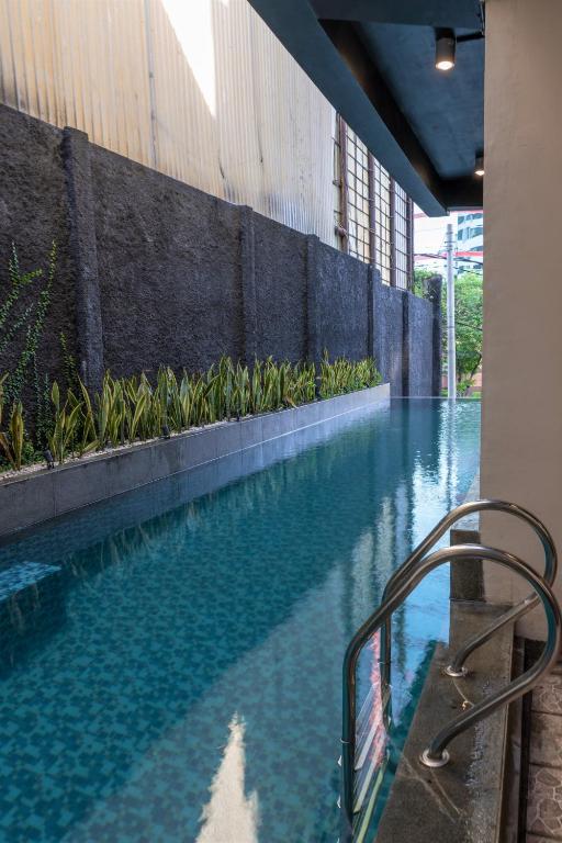 Bazén v ubytování Goldvitel Hotel Surabaya nebo v jeho okolí