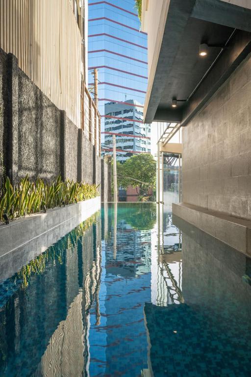 Bazén v ubytování Goldvitel Hotel Surabaya nebo v jeho okolí