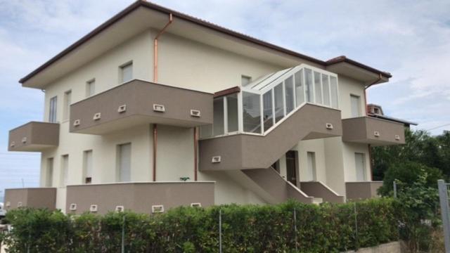 Un edificio con un balcón en el lateral. en Appartamento AL 30, en Marzocca di Senigallia
