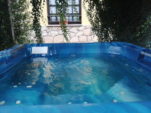 un grand bassin d'eau avec des poissons. dans l'établissement La Fragua del Canajal apartamentos, à San Cosme