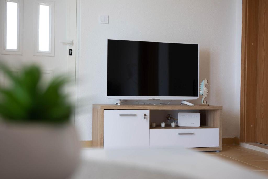 TV a/nebo společenská místnost v ubytování Holiday Home Drvenik