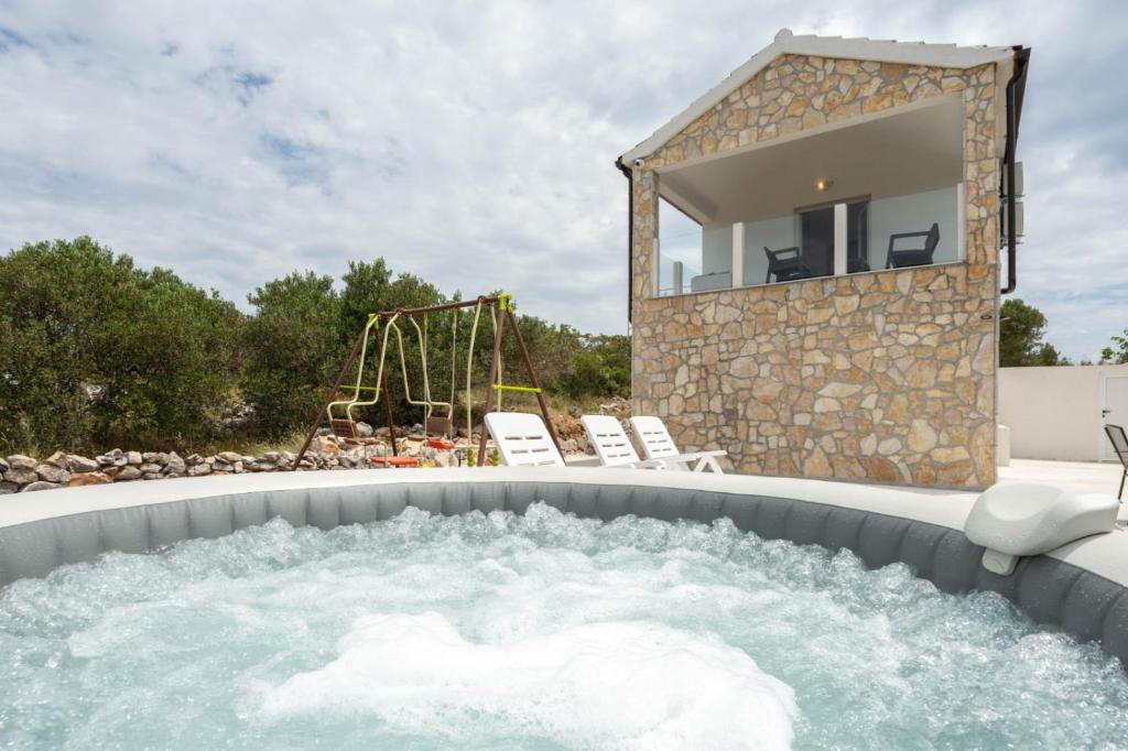Bazén v ubytování Holiday Home Drvenik nebo v jeho okolí