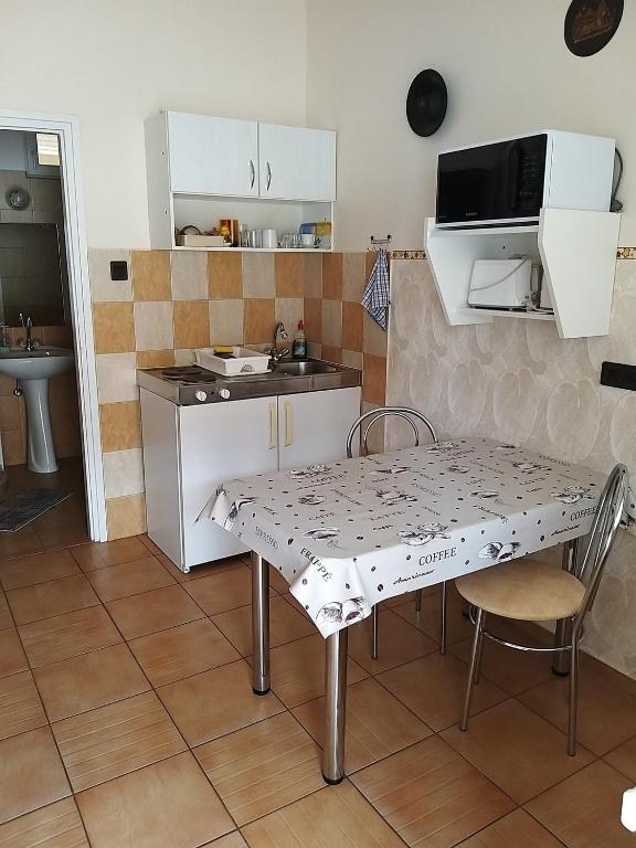 Kuchnia lub aneks kuchenny w obiekcie Garden Apartmanház 2