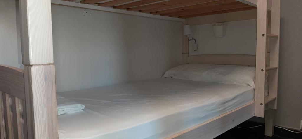 Łóżko lub łóżka w pokoju w obiekcie Santander Central Hostel