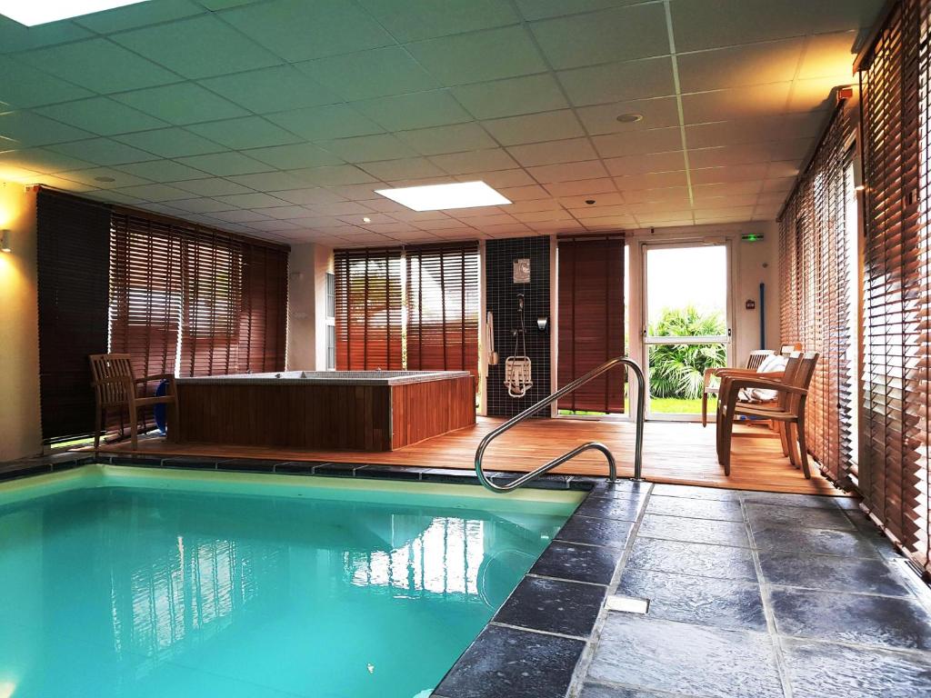 Bazén v ubytování ibis Styles Morlaix nebo v jeho okolí