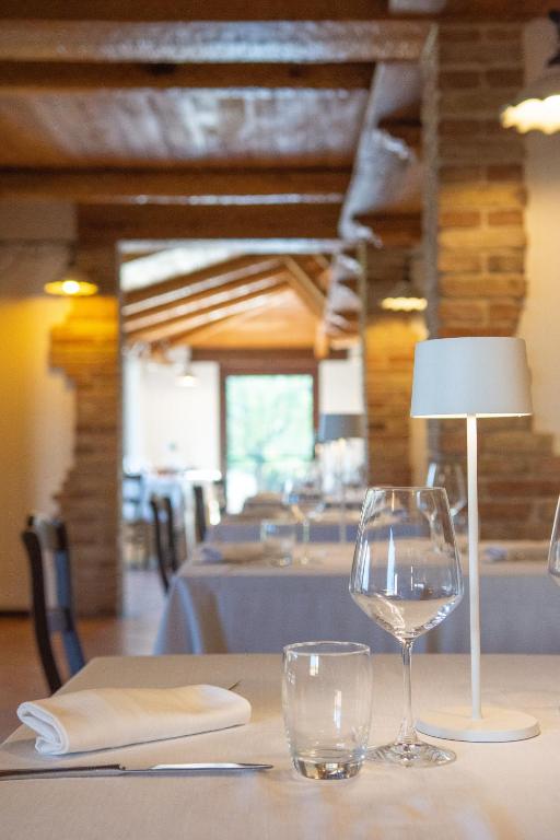 Reštaurácia alebo iné gastronomické zariadenie v ubytovaní Il Poggio