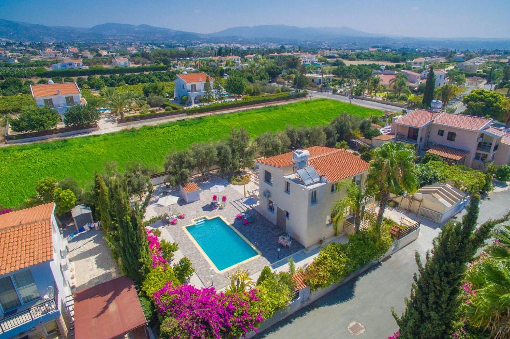 eine Luftansicht eines Hauses mit Pool in der Unterkunft Villa Gavalas in Peyia