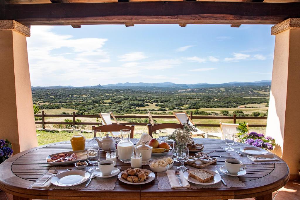 Bassacutena的住宿－Locanda Rurale Lu Salconi，一张带食物的桌子,享有美景