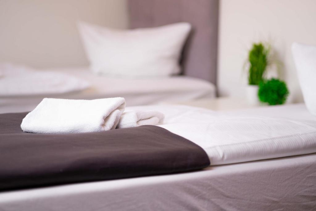Un pat sau paturi într-o cameră la SUNNYHOME Monteurwohnungen und Apartments in Regensburg