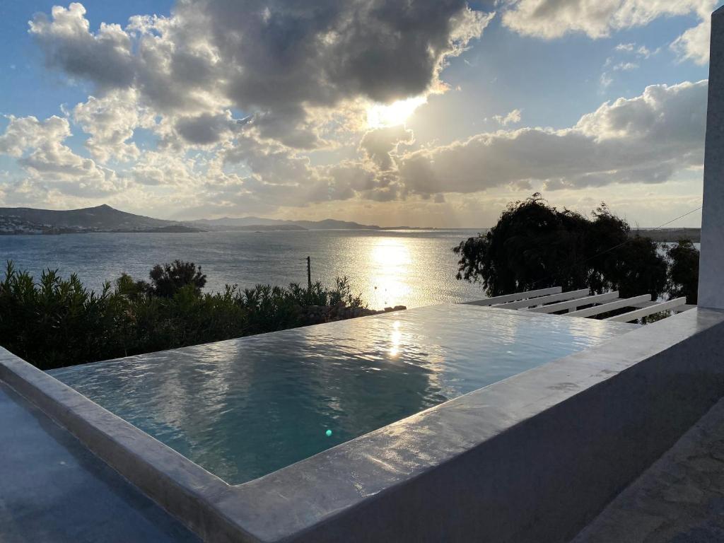 una piscina con vista sull'acqua di Krios Luxury Suites a Krotiri