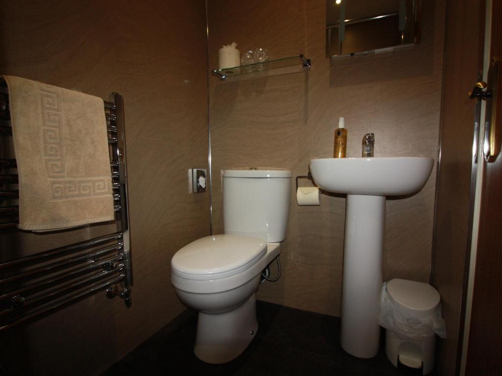 Blairmains Guest House - Twin Room With Private Bathroom