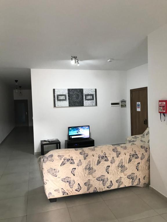 TV a/nebo společenská místnost v ubytování Luqa Apartment - 5 mins from Airport
