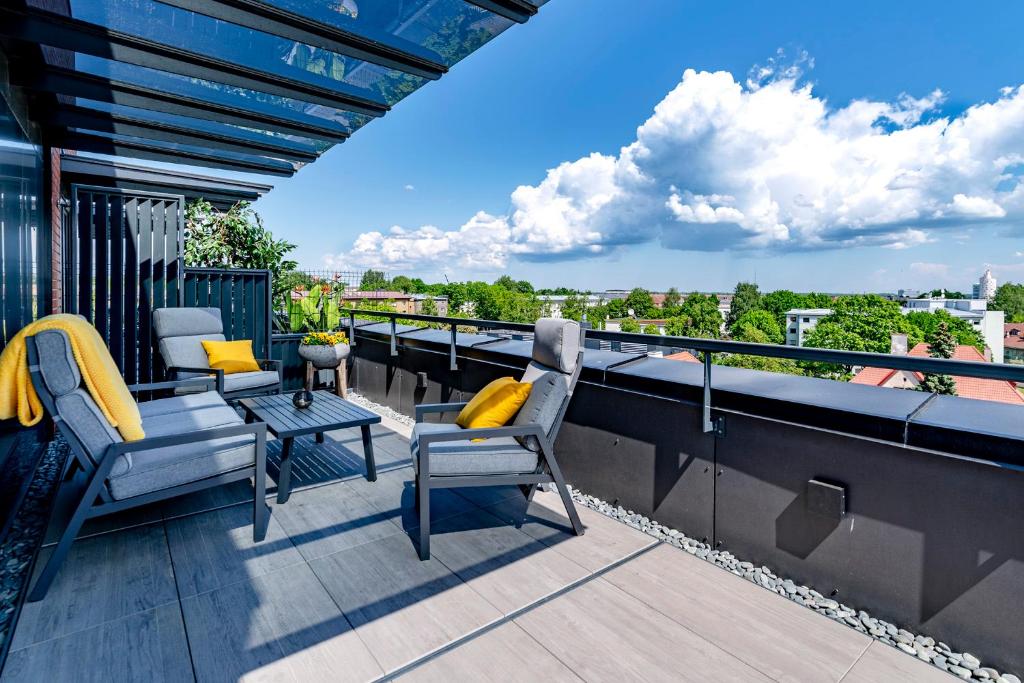 タルトゥにあるArtisa Riia Str 20B Luxury Penthouse apartmentの市街の景色を望むバルコニー(椅子付)