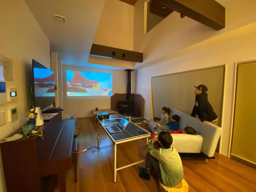 晴耕雨読の家#Outlet#Karuizawa station10mins by car#Wifi&Max11ppl#Pet OK#BBQにあるテレビまたはエンターテインメントセンター